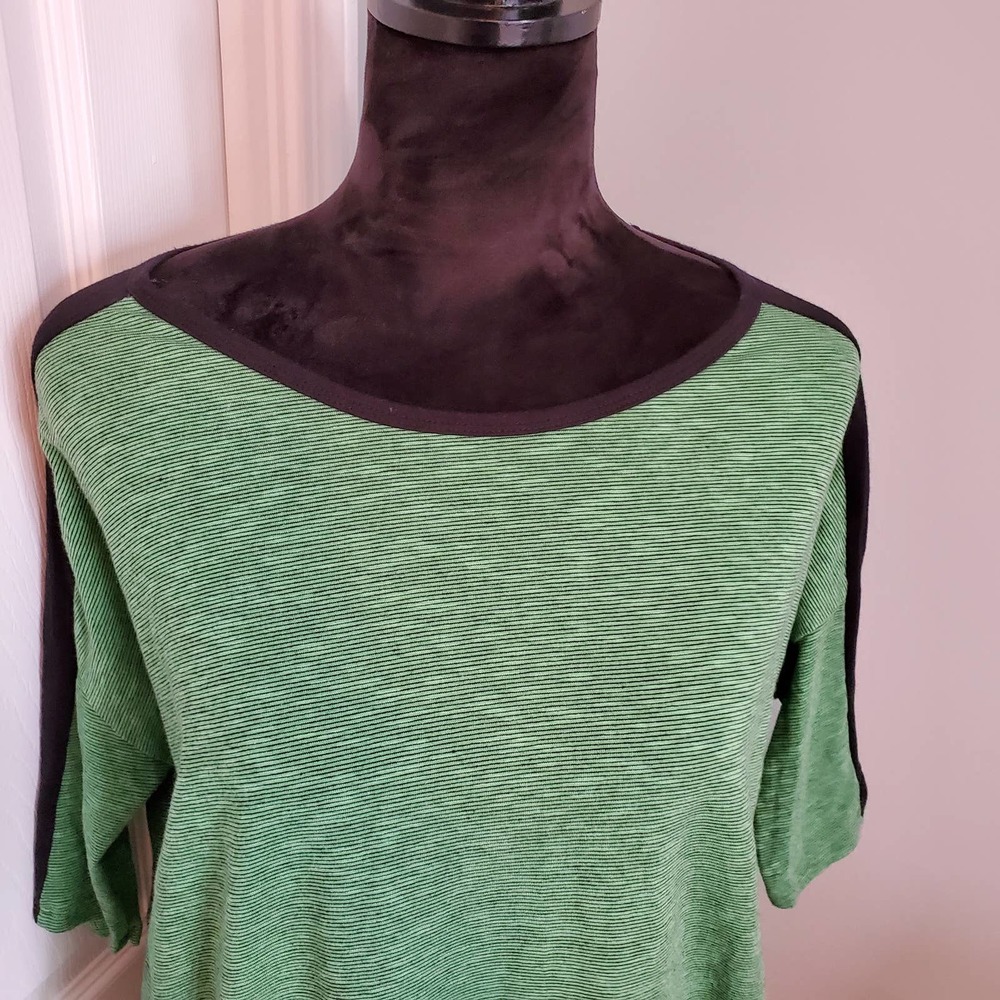 LuLaRoe Short Sleeve Hi-Low Striped Shirt Size XS - Picture 3 of 7